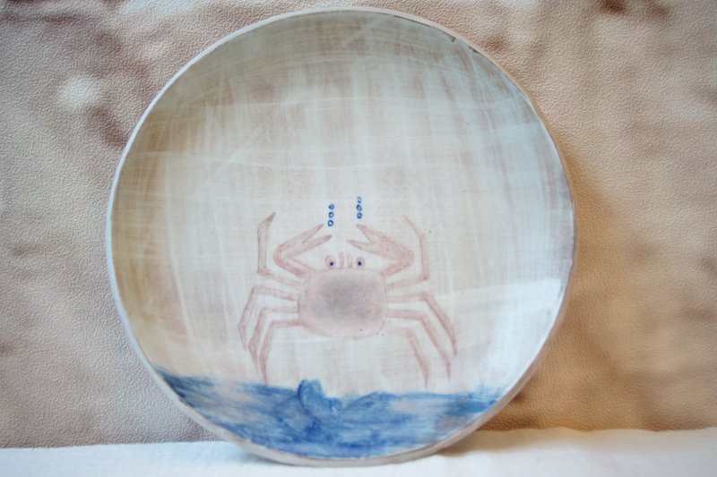 手作粉引 复古彩绘鸿蟹Ø18cm 圆皿 餐盘 水果盘 圆盘 - 盘子/餐盘/盘架 - 陶 红色