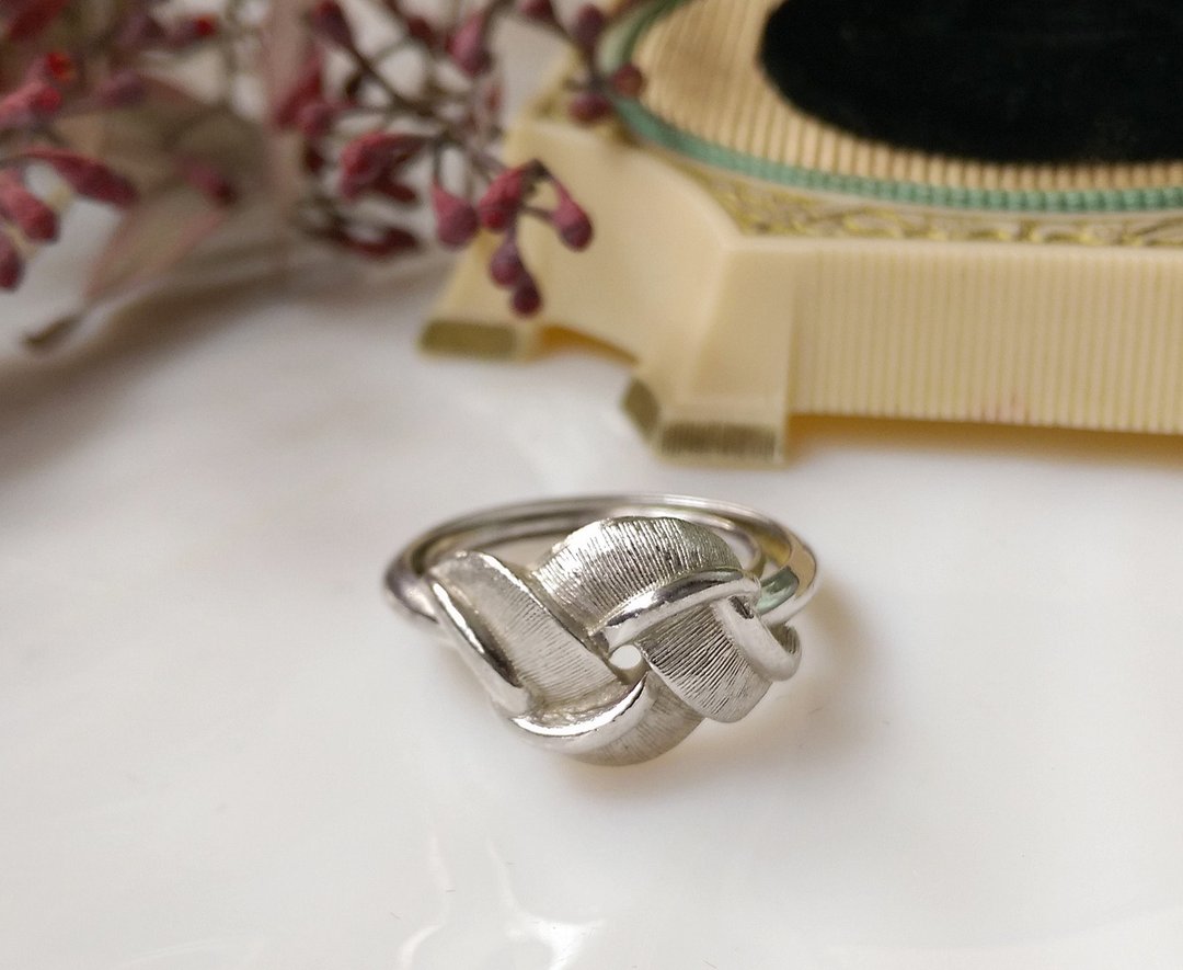西洋古董饰品。AVON  银刷纹 如意结 早期老戒指 - 戒指 - 其他材质 紫色