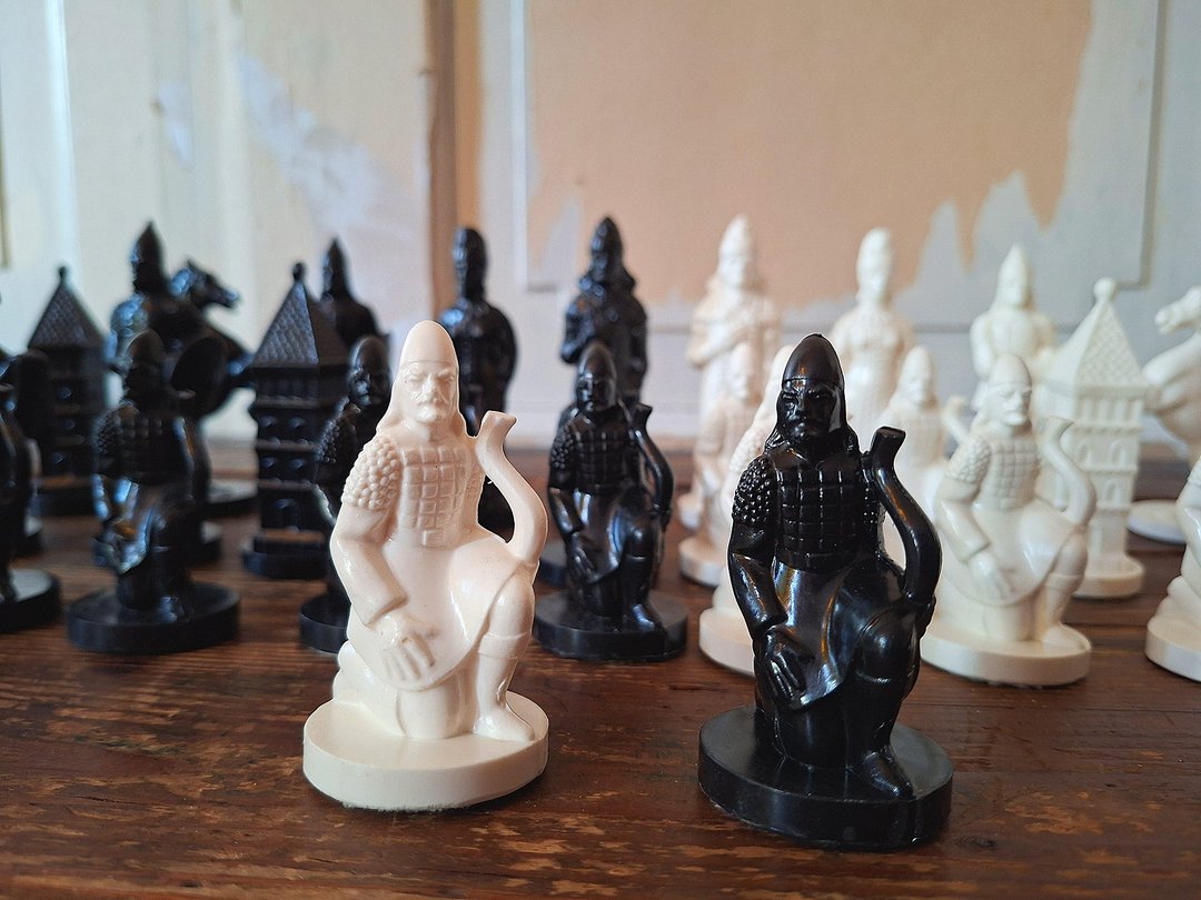 俄罗斯诺夫哥罗德棋子，俄罗斯人 — 底部加铅的塑料战士棋子 - 桌游/玩具 - 塑料 