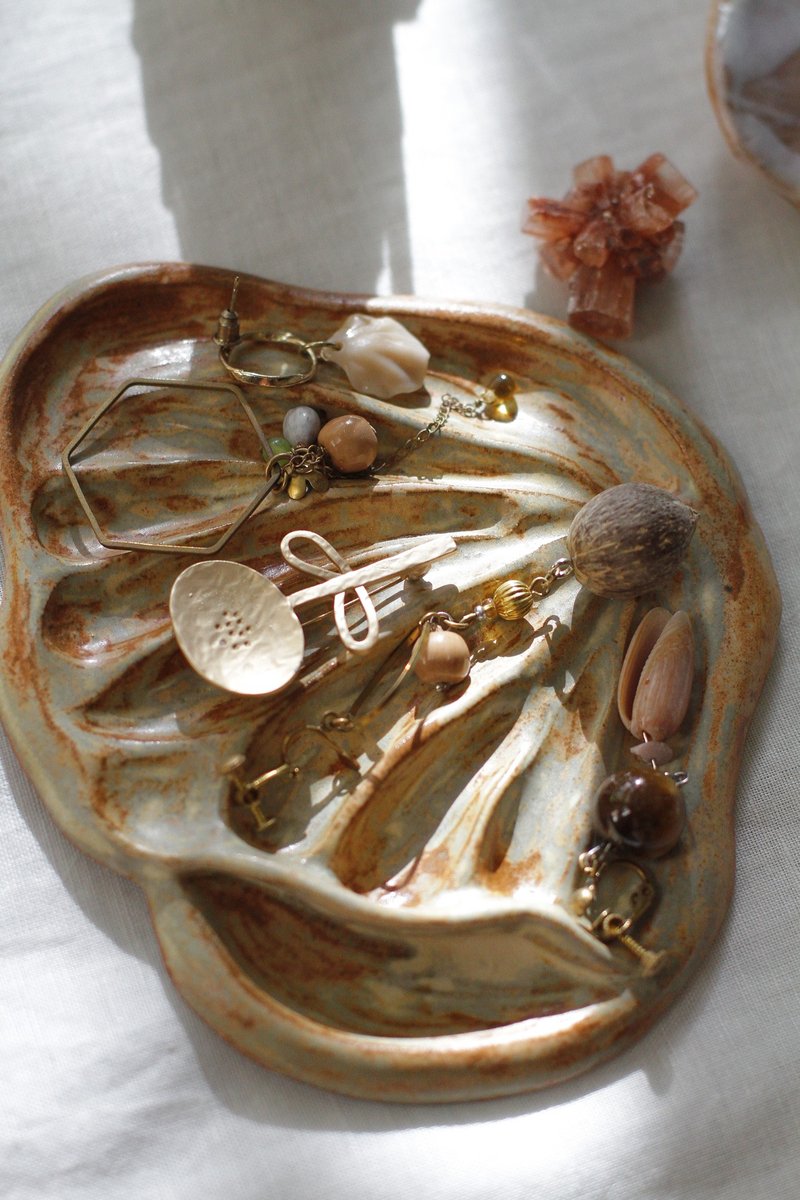 纯手捏大地色陶瓷饰品盘 - 收纳用品 - 陶 卡其色