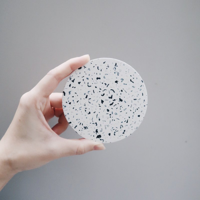TERRAZZO 磨石子 | 经典黑白水泥小圆杯垫・饰盘・精油扩香盘 - 杯垫 - 石头 白色