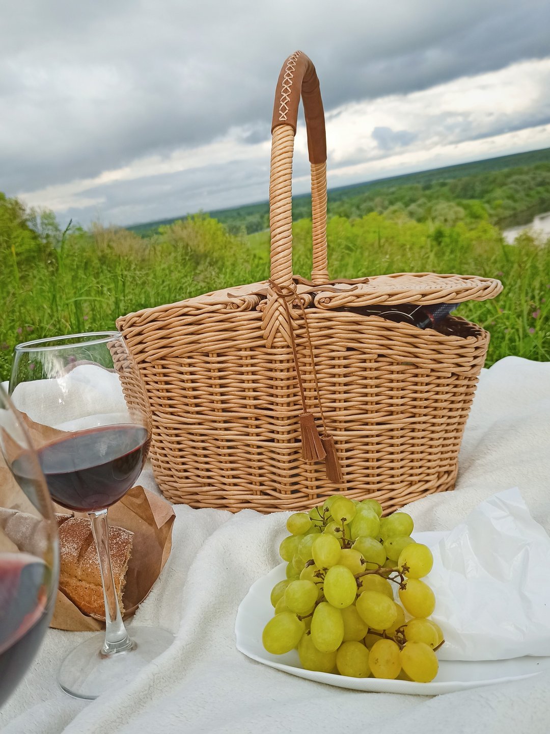 Handmade wicker picnic basket with genuine leather details - 露营用品 - 环保材料 多色