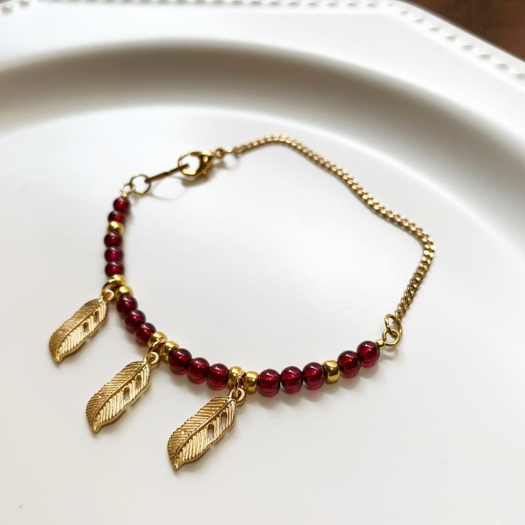 红石榴羽毛黄铜手链-bracelet_另可半客制无坠子或其他坠子搭配 - 手链/手环 - 玉石 红色