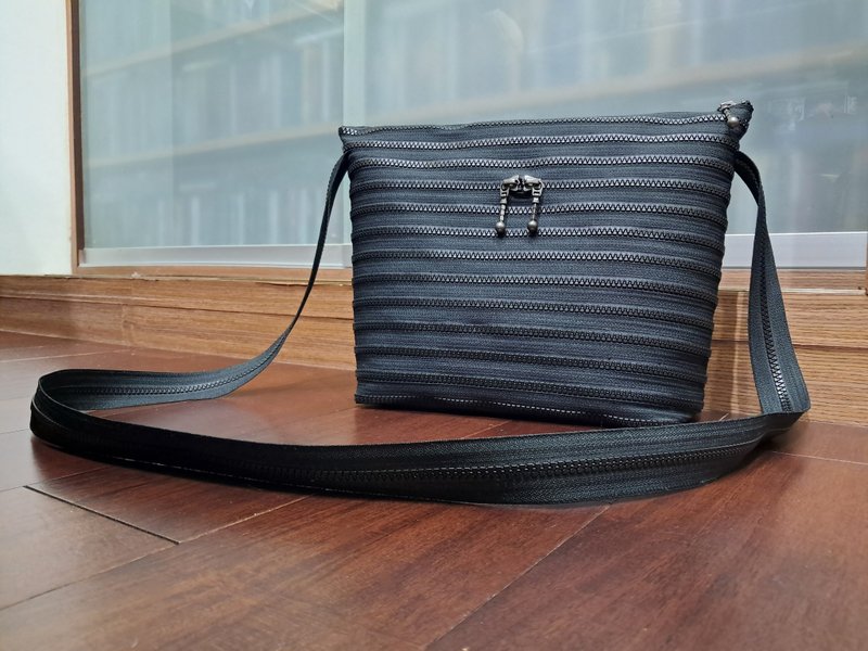 神秘黑女款拉链斜背包 - 侧背包/斜挎包 - 其他材质 黑色