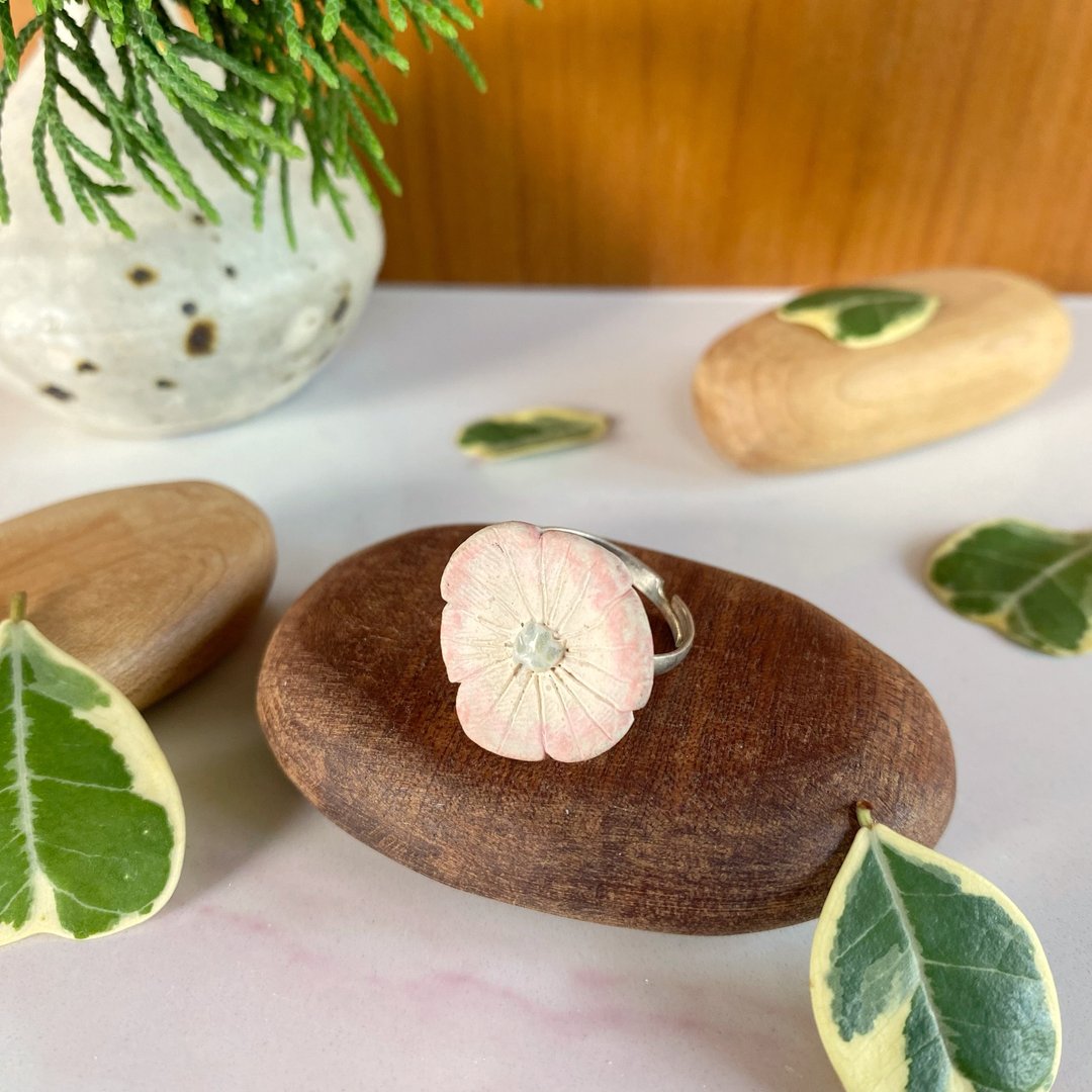 花朵戒指 (No. 32) / ceramic ring / handmade - 戒指 - 陶 白色