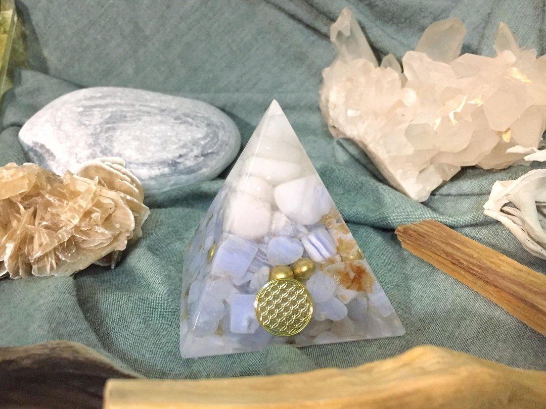 Orgonite 能量塔 — 白玉髓、蓝纹玛瑙 - 摆饰 - 宝石 蓝色