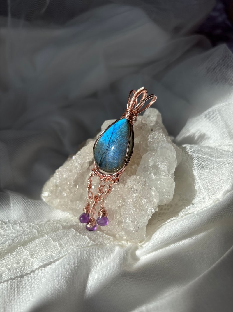 珍饰 - 强蓝光拉长石金属绕线吊坠配紫水晶水滴型吊珠 - 项链 - 水晶 