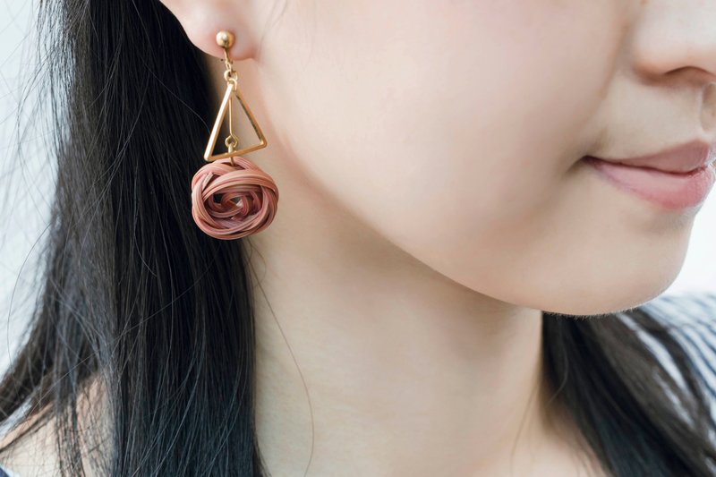 琅玕系列－Rose 雅致玫瑰竹编耳环(珊瑚朱) - 耳环/耳夹 - 竹 粉红色