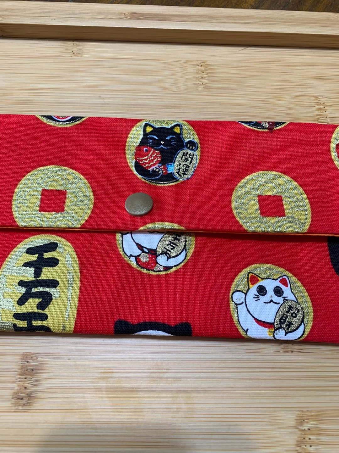 招财千万两文青风万用袋 吸睛红 礼物 收纳红包 湿纸巾 卫生棉收 - 手拿包 - 棉．麻 红色