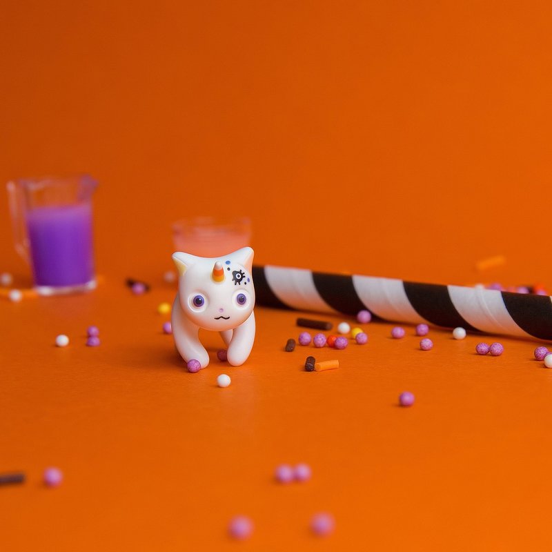 Candy Caticorn Earrings - Halloween Jewelry, Handmade & Handpaited - 耳环/耳夹 - 粘土 白色