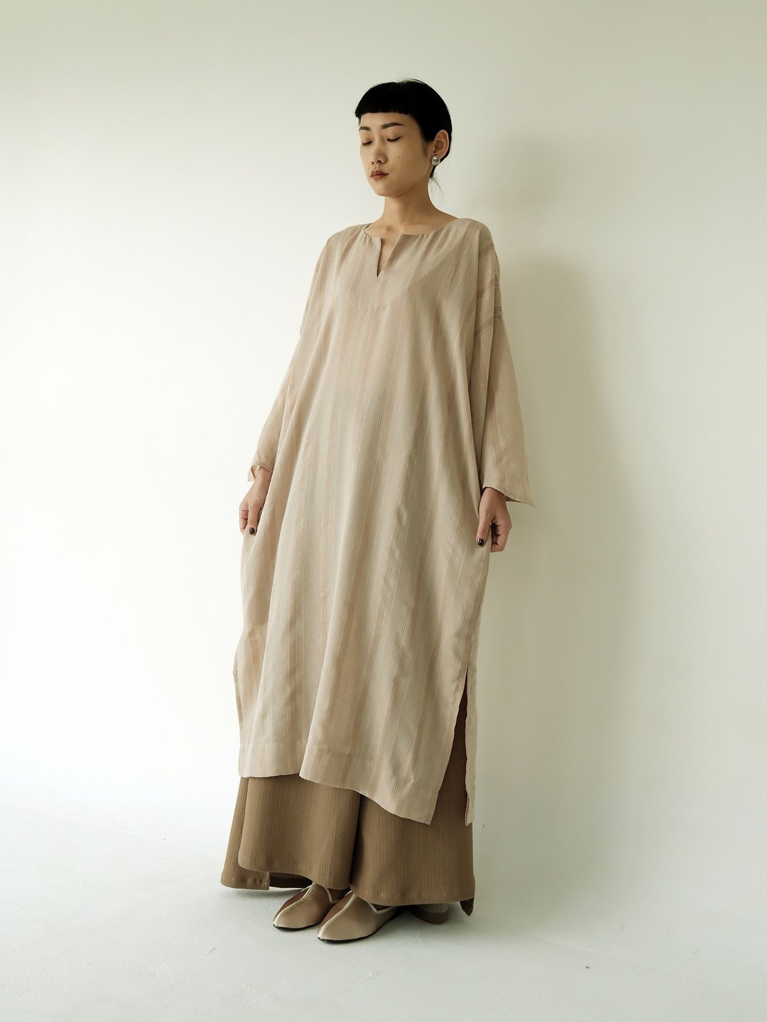川 衣 WEAR BEING 连肩翅膀袖型洋装 蚕丝条纹 - 洋装/连衣裙 - 棉 卡其色
