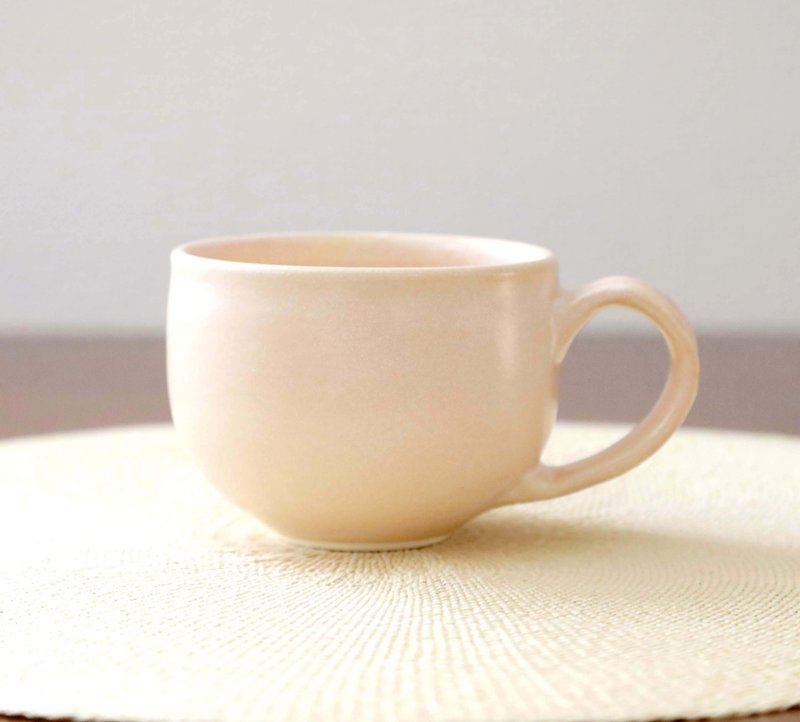 与Ohkagama不同的釉料的圆形马克杯 - 咖啡杯/马克杯 - 陶 粉红色