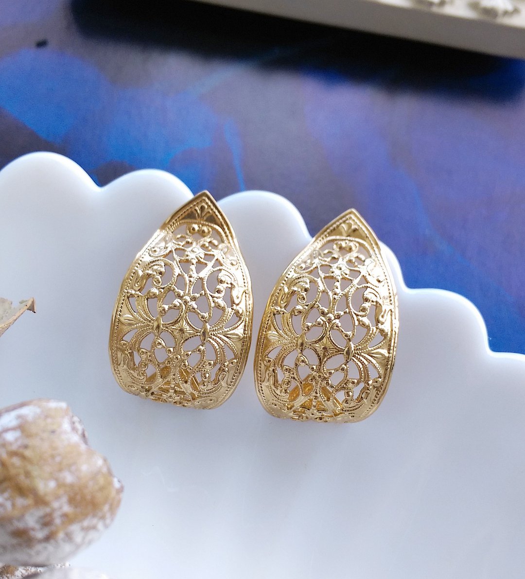 【西洋古董饰品 】金色调 篓空 蕾丝雕花纹 针式耳环 - 耳环/耳夹 - 其他材质 白色
