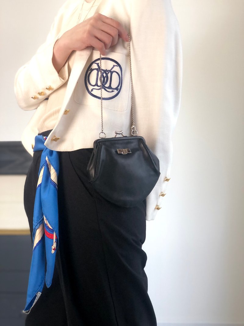 【 VintageShop solo 日本直送中古包专卖店 】Salvatore Ferragamo 肩背包 黑色 Vara 皮革 压扣式 复古 老品 yntg52 - 侧背包/斜挎包 - 真皮 黑色