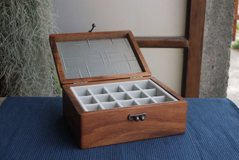 ShouZhuo handmade---手工定制玻璃盒 - 耳环/耳夹 - 木头 咖啡色