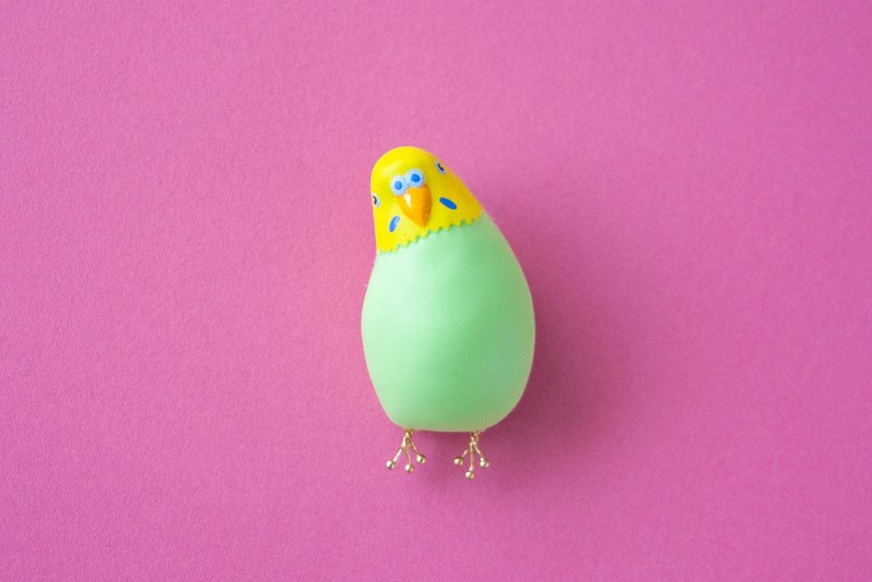 Scarlet parrot brooch green - 胸针 - 塑料 绿色