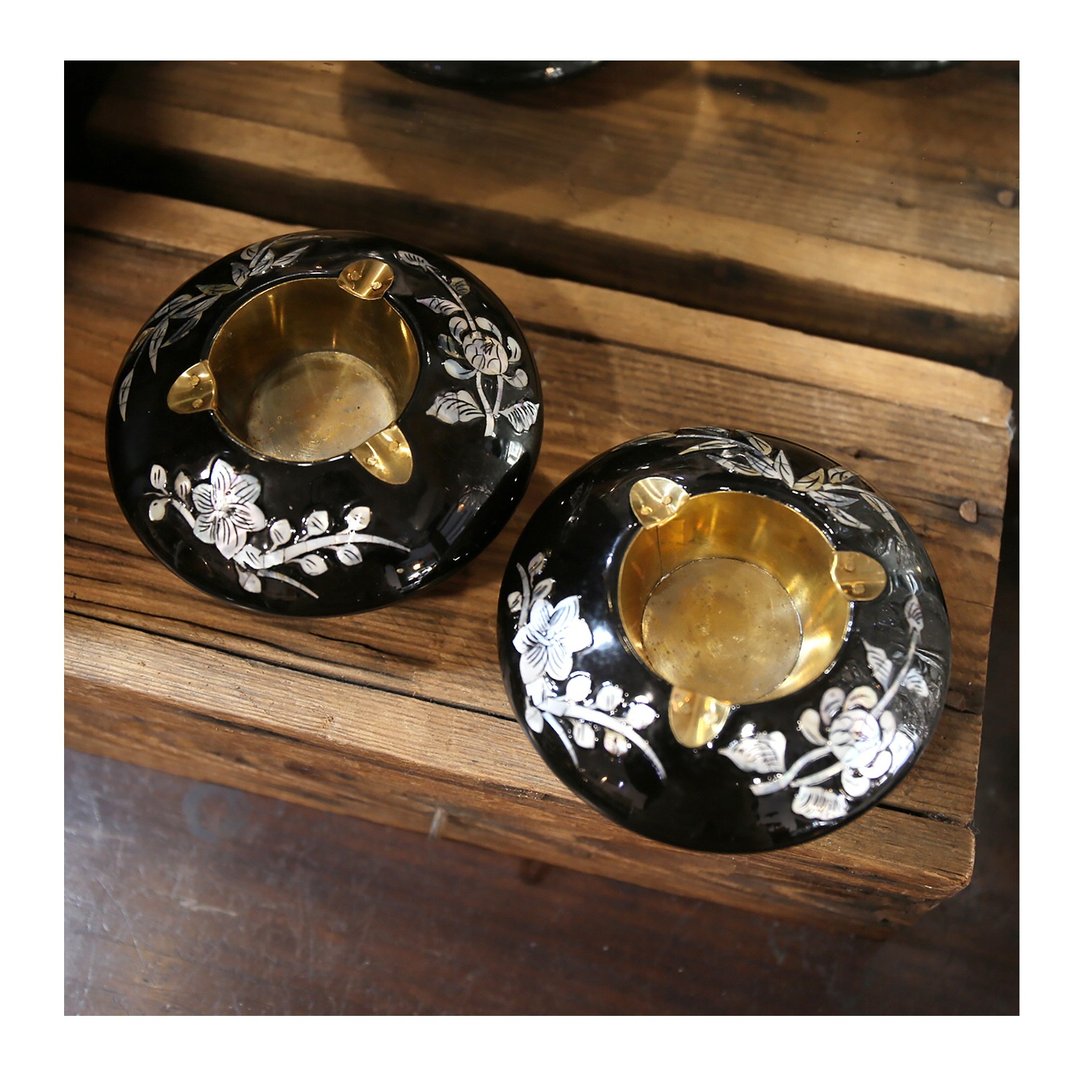 老件。珍珠母贝镶嵌漆器烟灰缸.黄铜内胆。单入售.品相优#收藏品 - 其他 - 其他材质 