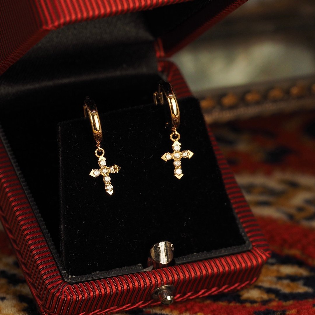 18K金钻石十字架耳环18K Gold The Diamond Cross Hoop Earrings - 耳环/耳夹 - 贵金属 