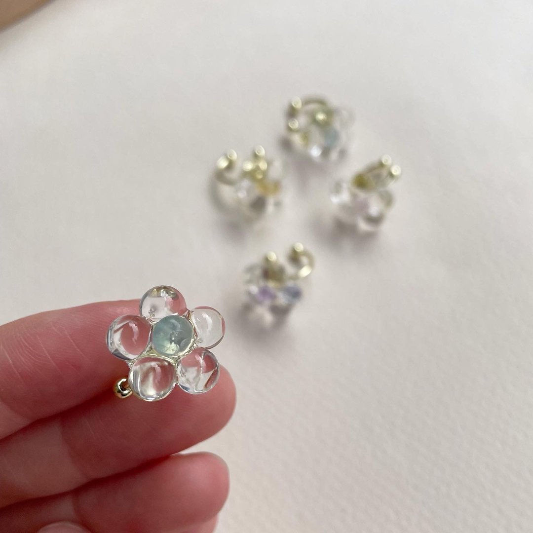 little glass flower ear cuff 玻璃珠花朵耳骨夹 - 耳环/耳夹 - 其他材质 粉红色