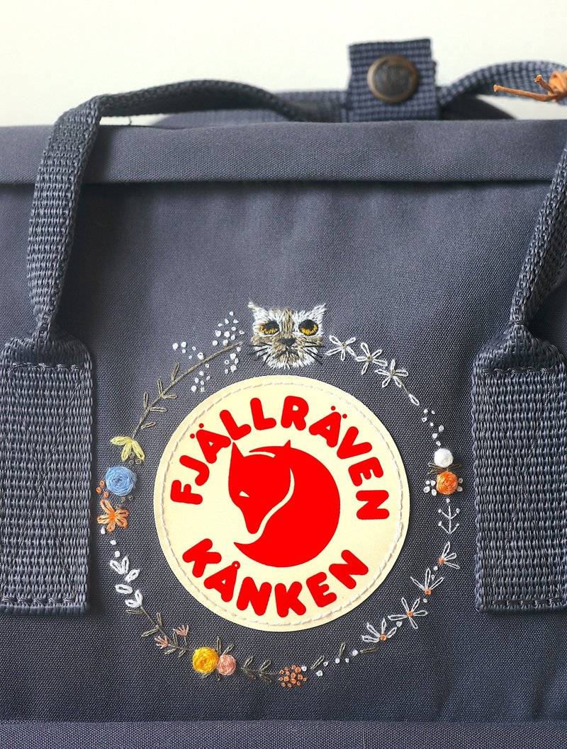 猫咪肖像画搭配粉漾花圈/kanken石墨灰包包/手工刺绣订制 - 后背包/双肩包 - 防水材质 灰色