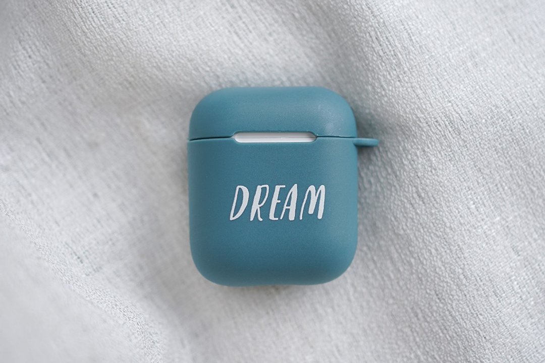 白色文字 DREAM AirPods 1/2/Pro TPU收纳盒 梦想蓝色保护套 - 耳机收纳 - 塑料 蓝色