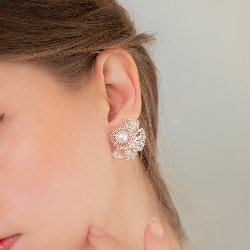 小褶边和珍珠的耳饰 – 手工钩织两用款 银色 - 耳环/耳夹 - 珍珠 银色