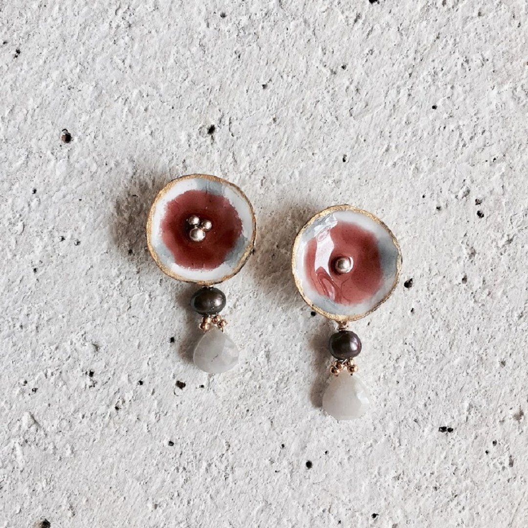 Round flowers and Sirimanite (red) earrings Clip-On - 耳环/耳夹 - 玻璃 红色