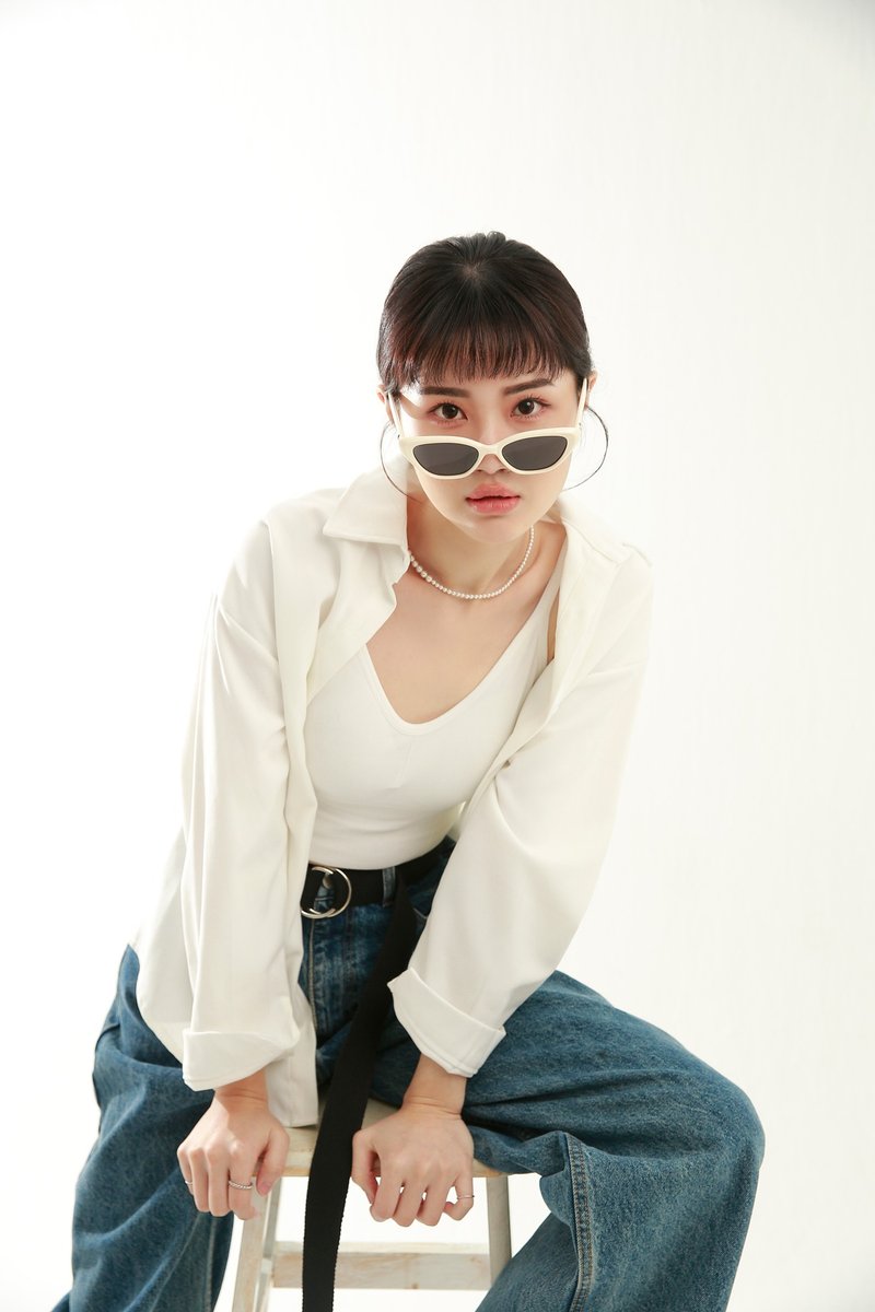 【ASLLY】AURA-CAT 轻盈偏光猫眼太阳眼镜 TR90 镜框・极简白 - 墨镜 - 树脂 黑色