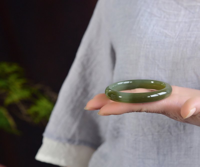 和田玉手镯 圈口56.5 非常有意境 雕工精致 上手简单大方 - 手链/手环 - 水晶 