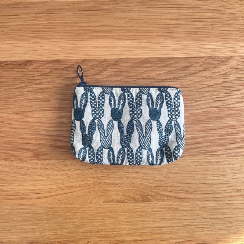 mina perhonen pomppia 兔子 化妆包 手工刺绣 - 化妆包/杂物包 - 棉．麻 卡其色