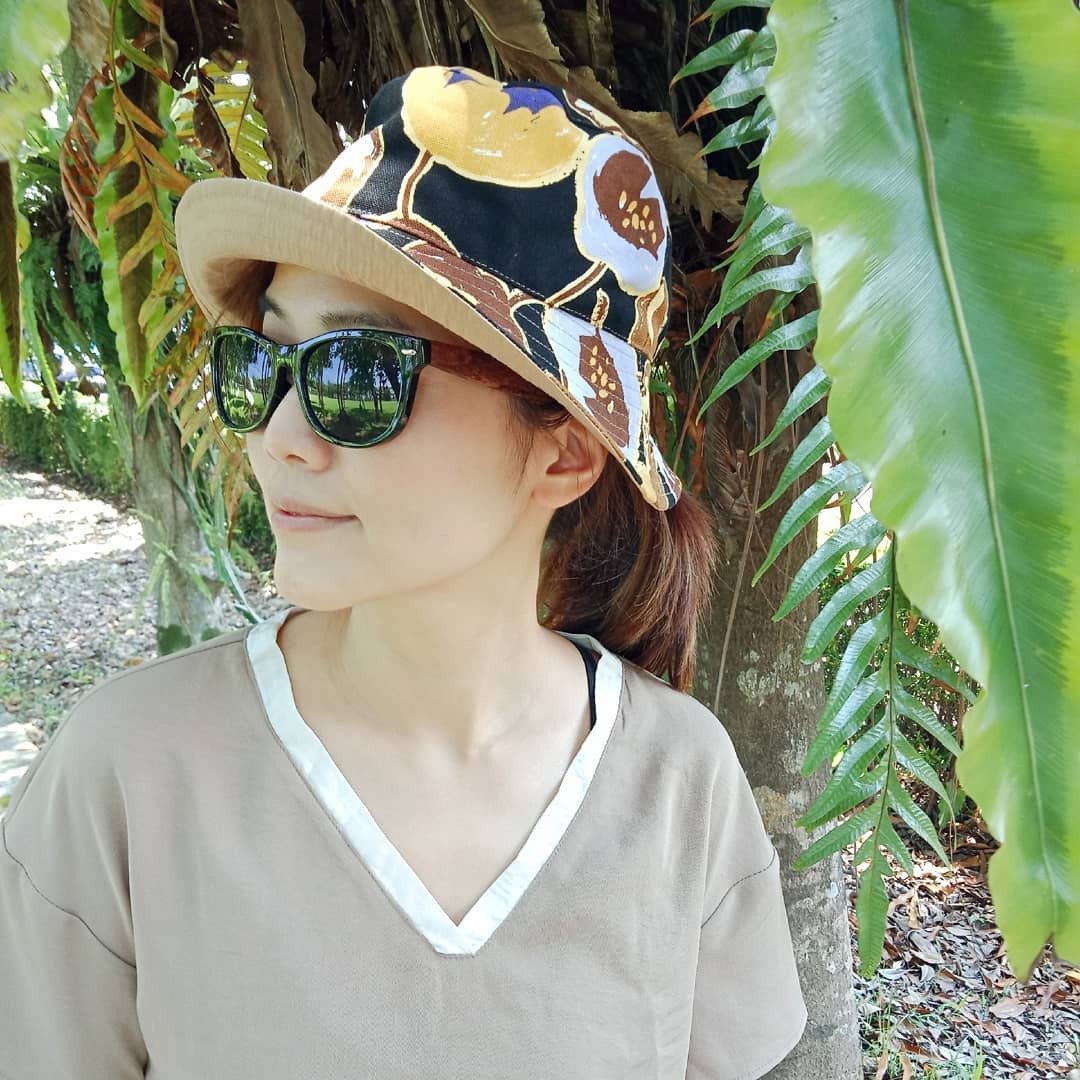 黑底咖啡大花朵  防泼水双面宽檐渔夫帽 - 帽子 - 棉 咖啡色