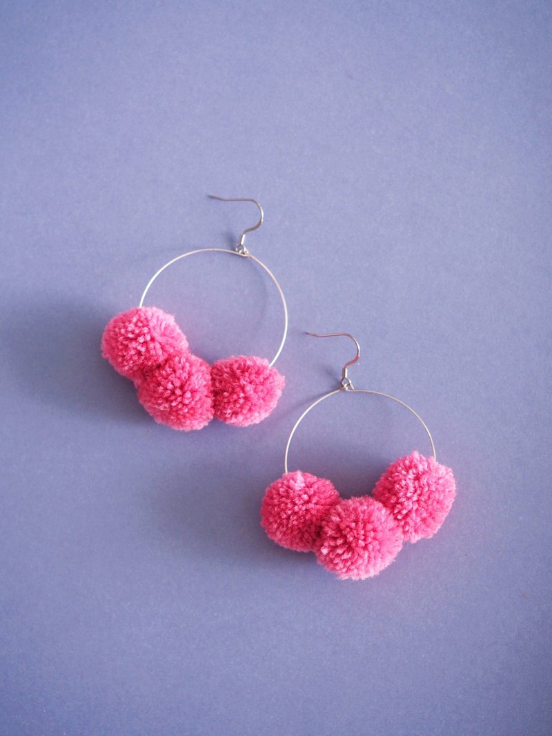 Pink pom pom earrings / Sweet summer fur ball earrings - 耳环/耳夹 - 绣线 粉红色