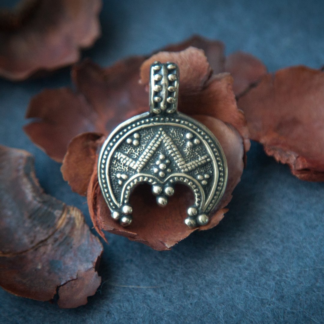 Moon pendant. tiny lunar necklace. Slavic amulet. Female mascot. Pagan jewelry - 项链 - 其他金属 橘色
