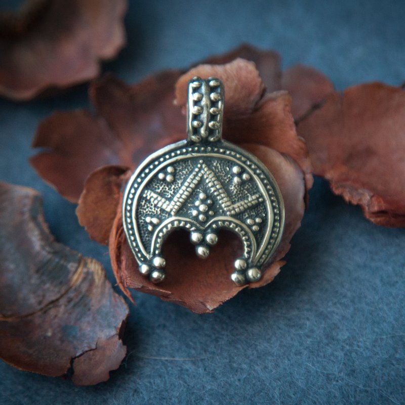 Moon pendant. tiny lunar necklace. Slavic amulet. Female mascot. Pagan jewelry - 项链 - 其他金属 橘色