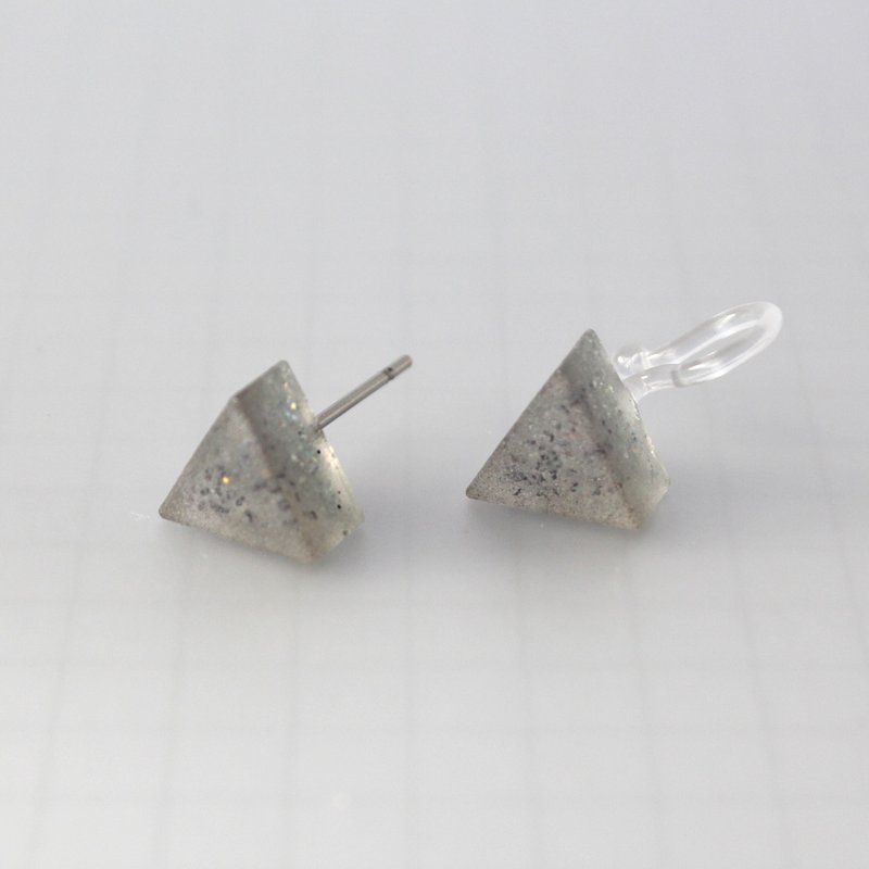 三角小耳环 / 尘埃银辉 / 单只 - 耳环/耳夹 - 树脂 银色