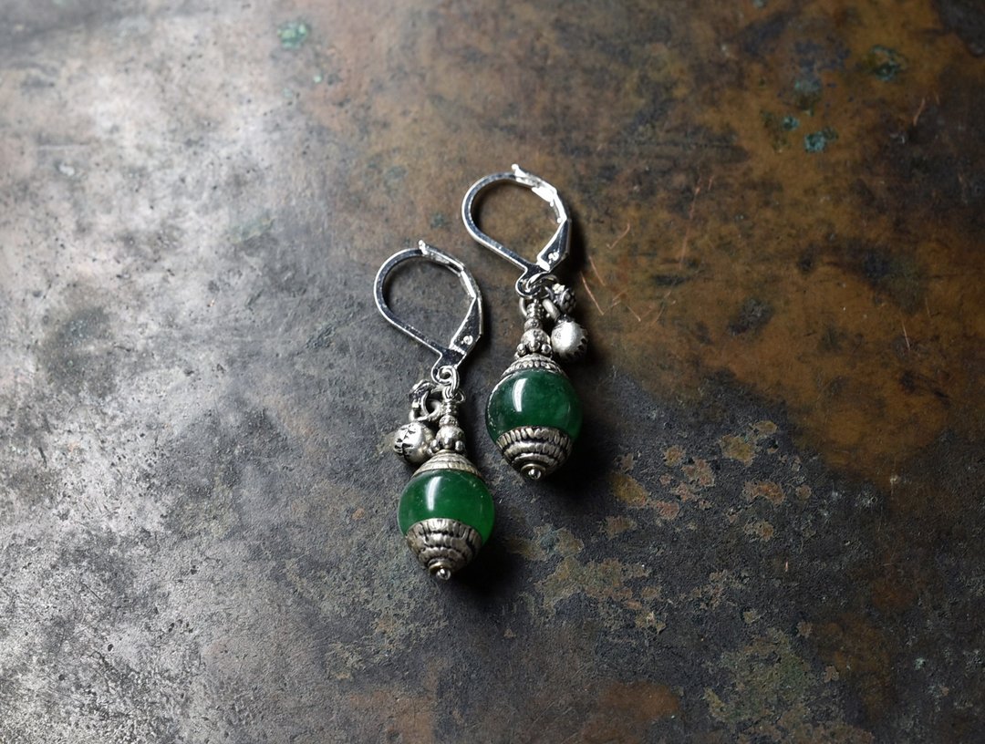 Metal decorative green beads and small Indian bell earrings - 耳环/耳夹 - 其他金属 绿色