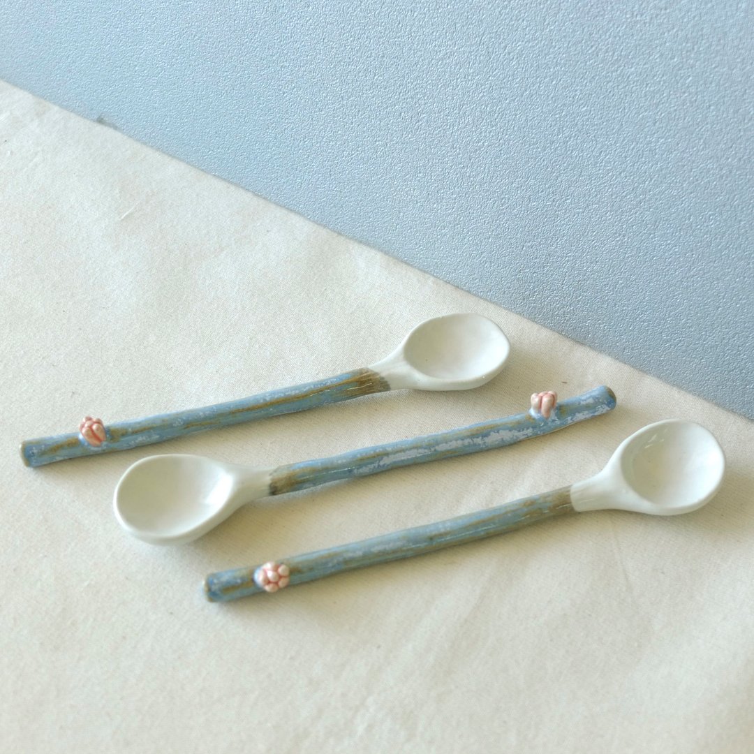 花朵 蓝釉/白釉   陶匙/搅拌匙/餐匙 单支 手工限量 - 餐刀/叉/匙组合 - 陶 