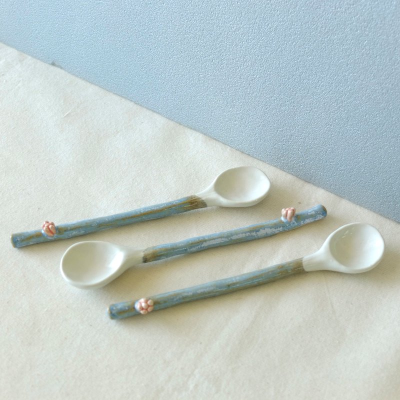花朵 蓝釉/白釉   陶匙/搅拌匙/餐匙 单支 手工限量 - 餐刀/叉/匙组合 - 陶 