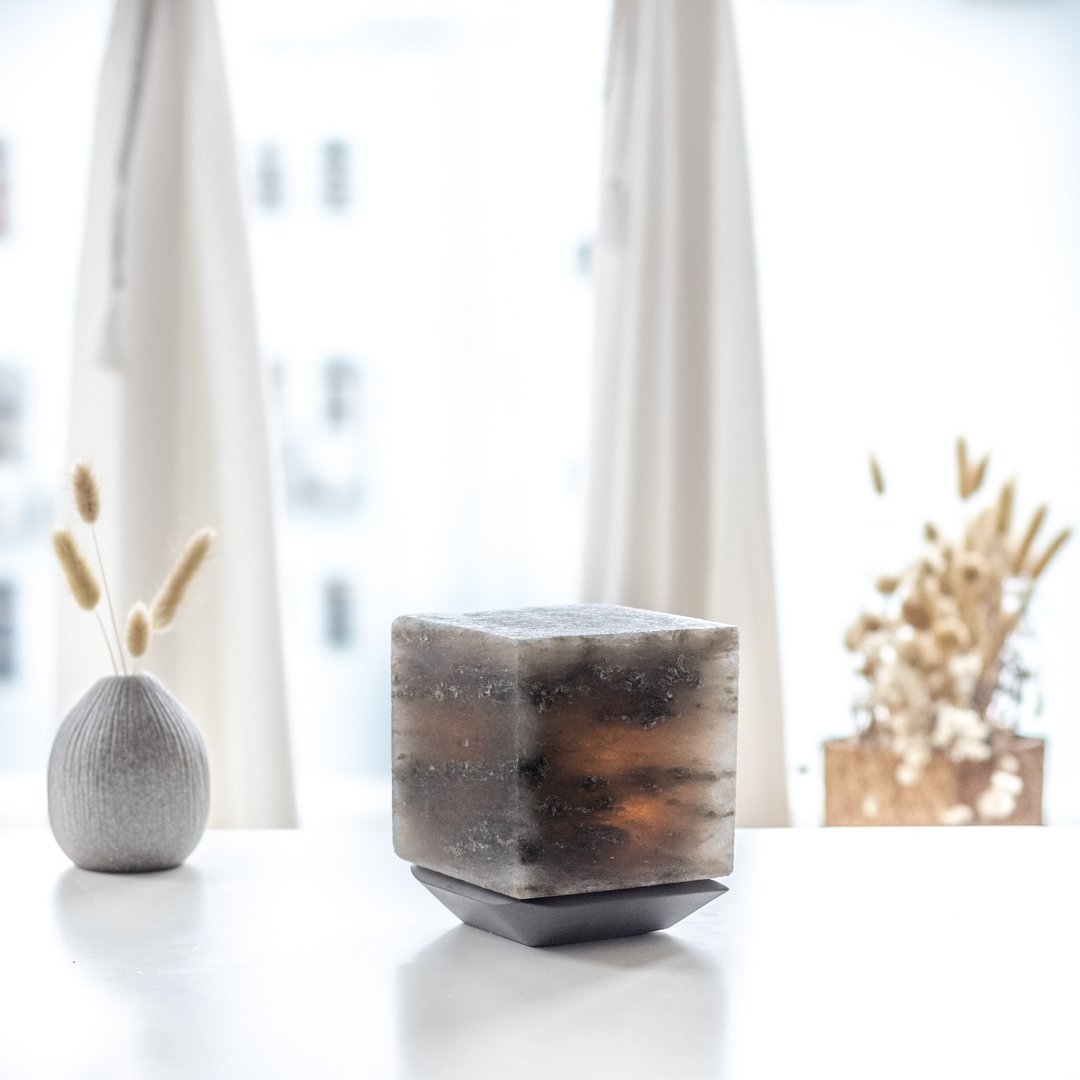 ONELIVINGS VESSEL |舟| 喜马拉雅墨灰盐灯 – CUBE - 灯具/灯饰 - 水泥 灰色