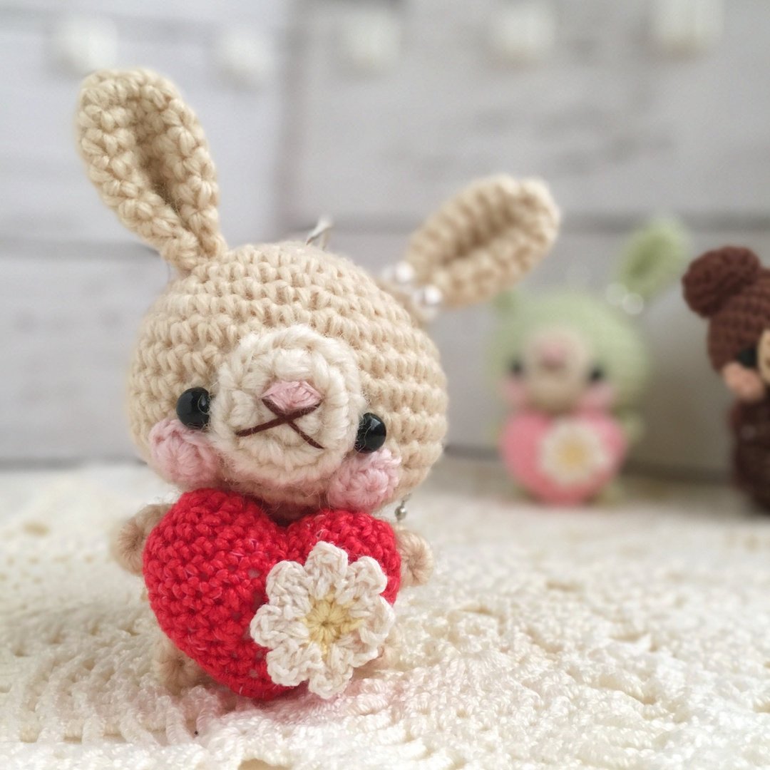 Amulet Amigurumi Figurine White Rabbit Ball Chain Keychain - 摆饰 - 羊毛 白色