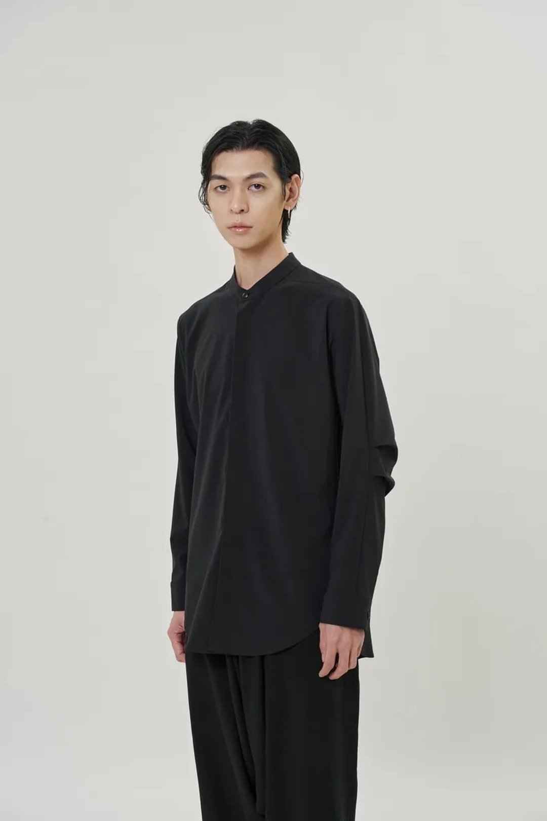 小高领打褶袖衬衫 (黑) High Neck Minimalist Shirt - 男装衬衫 - 棉 黑色