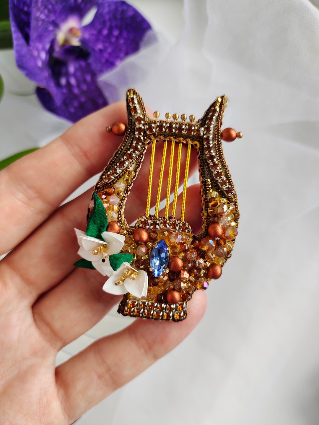 Music brooch harp, genshin impact pin, hand embroidery, gift for girlfriend - 胸针 - 其他材质 咖啡色