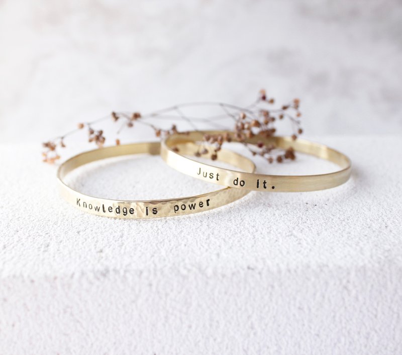 极简。细致黄铜手环 (单个)  定制化 手敲字母 纪念日 生日 朋友 姊妹 礼物 - 手链/手环 - 其他金属 金色