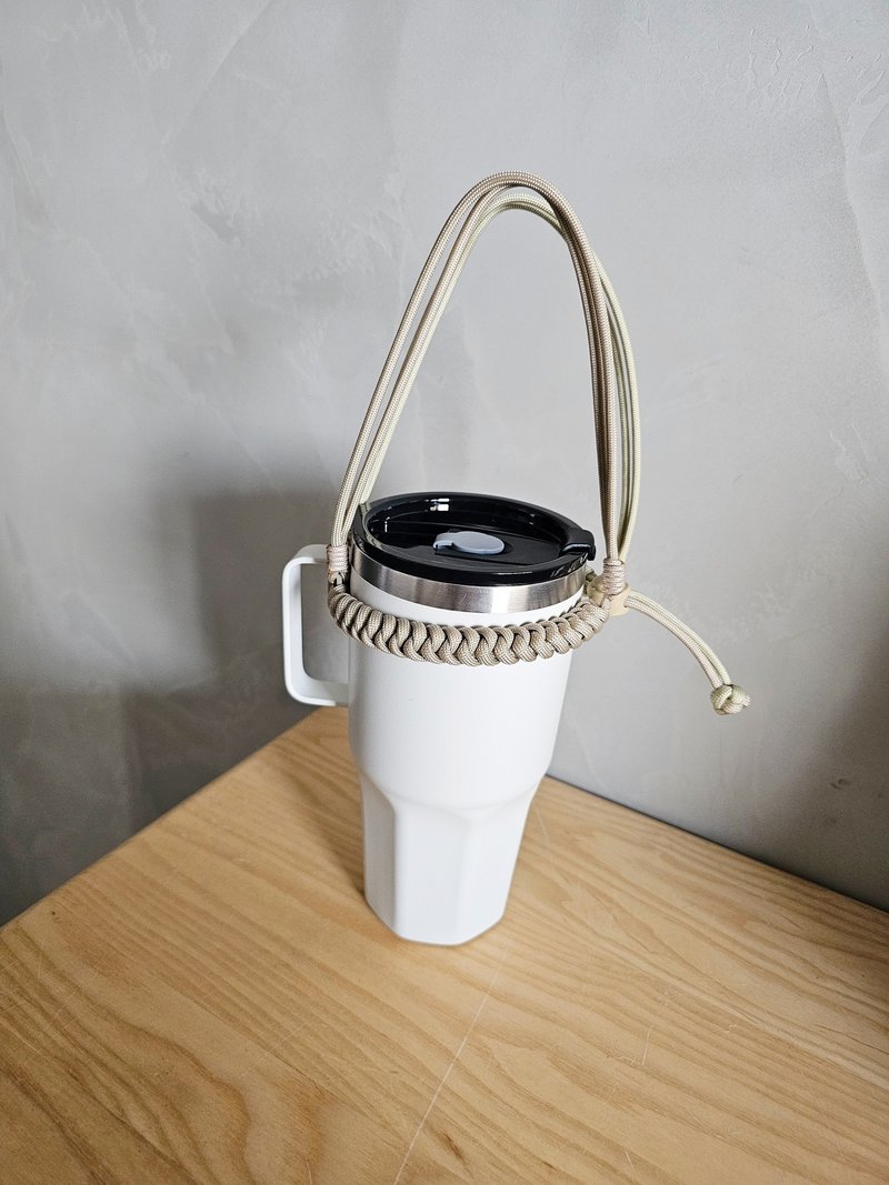 Faith Handmade | 手把杯也可以用的伞绳杯套 环保 伞绳 气质沙色 - 随行杯提袋/水壶袋 - 其他人造纤维 