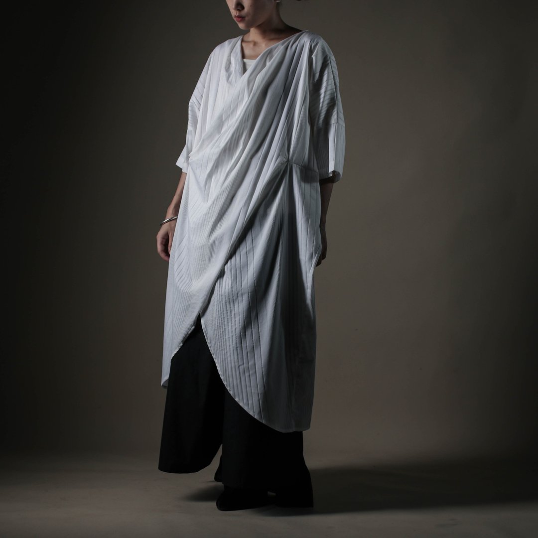 川 衣 WEAR BEING 交襟五分袖垂坠罩衫洋装 压纹白 - 洋装/连衣裙 - 棉．麻 白色