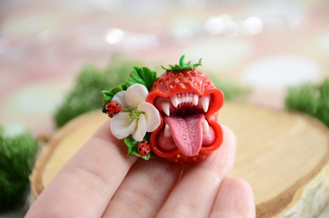 Carnivorous toothy strawberry pin, Monster berry with teeth brooch, Gothic pin - 胸针 - 塑料 红色