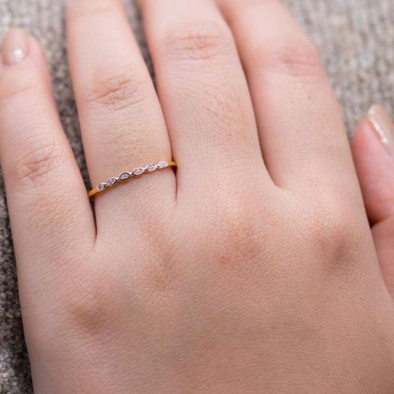 9K Minimalist Ring, Dainty Gold Stacking Ring, Delicate Thin Ring, Skinny Ring - 戒指 - 钻石 金色