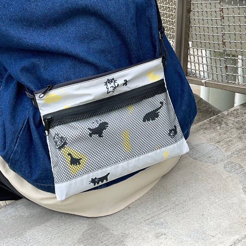 防泼轻量随身小包 侧背包 -猫猫绑架恐龙款 - 侧背包/斜挎包 - 塑料 