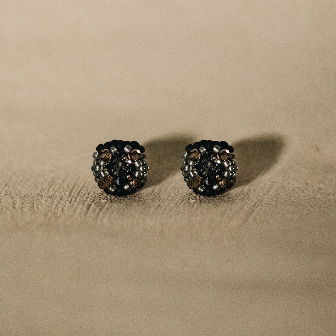 Caravan Solo Studs Earrings 独旅耳环 - 夜影黑 - 耳环/耳夹 - 玻璃 黑色
