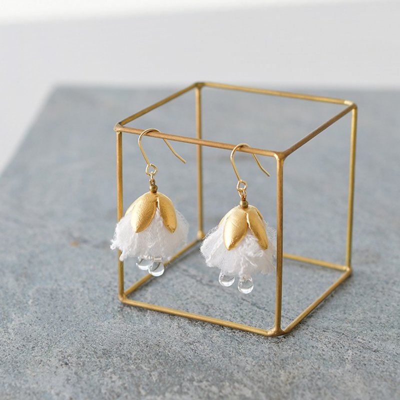 Lace fabric tassel earrings/ white - 耳环/耳夹 - 聚酯纤维 白色